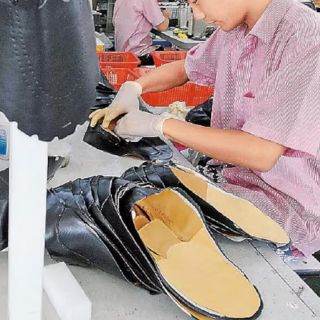 Imponen cuotas compensatorias al calzado chino