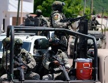 Elementos de la Guardia Nacional y del Ejército patrullan las calles durante una operación en un barrio de Culiacán, Sinaloa. AP/E. Verdugo.