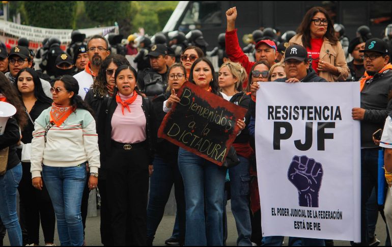 Un grupo de elementos de la Secretaría de Seguridad Ciudadana (SSC) de la Ciudad de México, encapsuló a un grupo que se manifestaba en la entrada de la calle Emiliano Zapata. SUN / L. CAMACHO