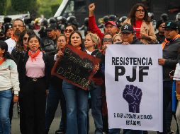 Un grupo de elementos de la Secretaría de Seguridad Ciudadana (SSC) de la Ciudad de México, encapsuló a un grupo que se manifestaba en la entrada de la calle Emiliano Zapata. SUN / L. CAMACHO