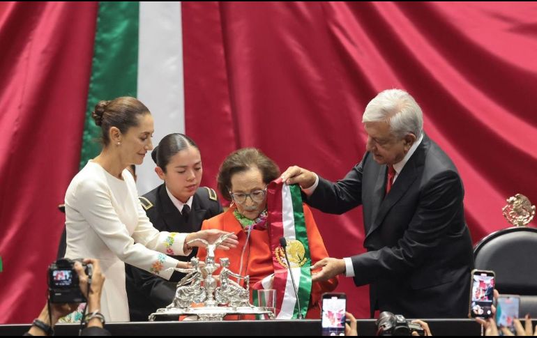En el protocolo de entrega de la banda presidencial participaron López Obrador, Ifigenia Martínez y Claudia Sheinbaum. ESPECIAL / Presidencia de la República