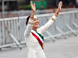 La Presidenta de México, Claudia Sheinbaum, saluda a simpatizantes a su llegada a Palacio Nacional este martes, en la Ciudad de México. EFE/ S. Gutiérrez.