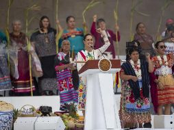 La Presidenta de México, Claudia Sheinbaum, habla después de participar en la ceremonia de entrega del bastón de mando, por parte de los representantes de los pueblos indígenas, este martes en Ciudad de México. EFE/I. Esquivel.