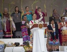 La Presidenta de México, Claudia Sheinbaum, habla después de participar en la ceremonia de entrega del bastón de mando, por parte de los representantes de los pueblos indígenas, este martes en Ciudad de México. EFE/I. Esquivel.