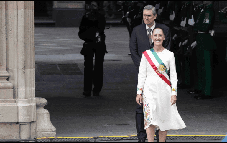 La presidenta Claudia Sheinbaum rumbo al escenario donde recibirá el bastón de mando. SUN