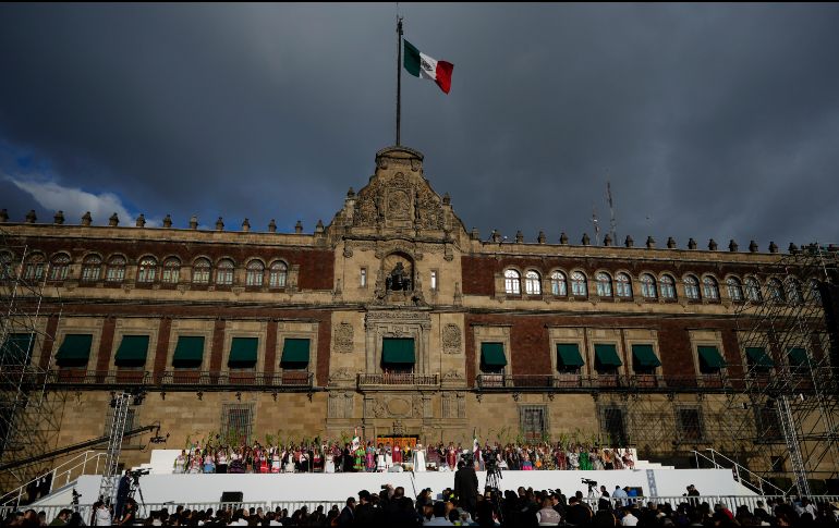 La nueva presidenta de México, Claudia Sheinbaum, se dirigió a sus seguidores en un evento especial en el Zócalo. AP / E. Verdugo