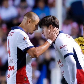 ‘Chicharito’ brindó apoyo moral a la ‘Hormiga’ González tras su lesión ante Monterrey
