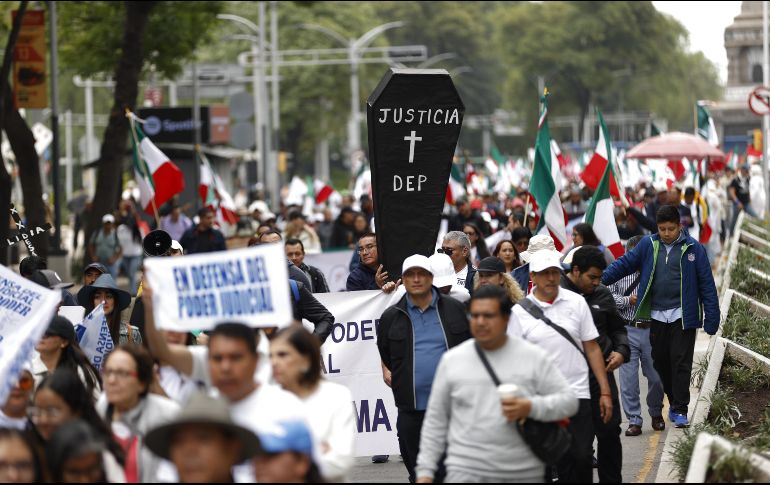 Trabajadores del Poder Judicial se manifestaron en las cercanías del Zócalo, pero sin provocar desmanes. EFE/B. Velasco