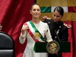 Claudia Sheinbaum luce la insignia presidencial tras tomar protesta para comenzar su sexenio 2024-2030. AP/E. Verdugo