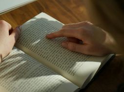 A lo largo de la historia han sido escritos libros que han destacado sobre todos porque han dejado una huella imborrable no solo para quien los lee, sino también en la cultura, el pensamiento y la evolución de este arte. ESPECIAL / Foto de Thought Catalog en Unsplash