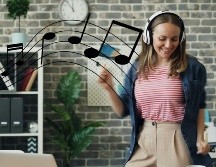 Todo esto contribuye a su reputación como una de las canciones más alegres, señala Chat GPT. UNSPLASH / V. GARIEV