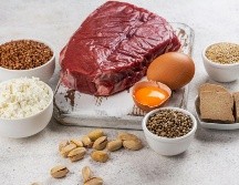 Incluir alimentos como carnes magras, pescado, huevos, legumbres, nueces y productos lácteos puede ayudar a prevenir las consecuencias negativas de una ingesta insuficiente de proteínas. CANVA