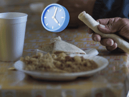 Comer de manera apresurada no solo afecta la digestión, sino también la correcta absorción de nutrientes. AFP / ARCHIVO