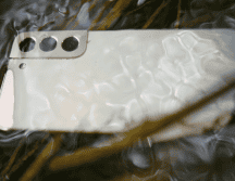 Los celulares que se mojan y no tienen resistencia al agua, al final se dañan por corrosión. Pexels