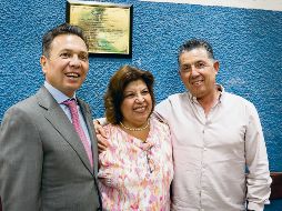 Pablo Lemus posa junto a María Luisa Partida, propietaria de Los Famosos Equipales, durante la develación de la placa. EL INFORMADOR/ H. Figueroa