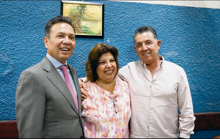 Pablo Lemus posa junto a María Luisa Partida, propietaria de Los Famosos Equipales, durante la develación de la placa. EL INFORMADOR/ H. Figueroa