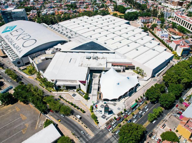 El plan contempla la construcción de un túnel vehicular de cuatro carriles, así como la reconfiguración de las fases semafóricas en los cruces de las avenidas Mariano Otero y Las Rosas. EL INFORMADOR / ARCHIVO