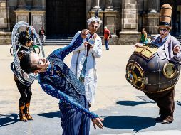 Talento del show “Kurios” del El Cirque du Soleil dando una muestra de su talento, en el Centro Histórico. EL INFORMADOR/ A. Navarro