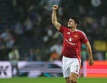 Harry Maguire, saliendo desde el banquillo, puso el tanto de la igualada para los Red Devils. EFE/M. Araujo