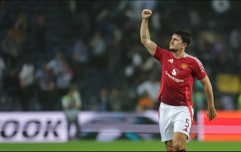Harry Maguire, saliendo desde el banquillo, puso el tanto de la igualada para los Red Devils. EFE/M. Araujo