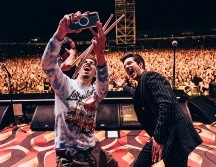 El joven aprovechó la oportunidad y se tomó una foto con Brandon Flowers. CORTESÍA