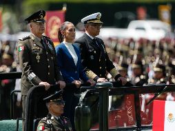 La presidenta de México, Claudia Sheinbaum (c), acompañada del secretario de la Sedena, Ricardo Trevilla Trejo (i) y de la Semar, Raymundo Pedro Morales (d), pasan revista durante la ceremonia de saludo a las Fuerzas Armadas y Guardia Nacional. EFE/I. Esquivel