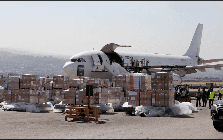 Ayuda proporcionada por la OMS es descargada en un aeropuerto, en Beirut, Líbano, el 4 de octubre de 2024. Xinhua/Bilal Jawich