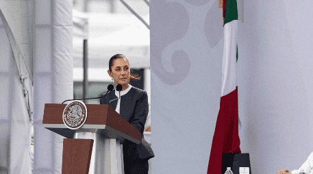 La presidenta Claudia Sheinbaum durante el desfile en conmemoración del Bicentenario de la Constitución de 1824. SUN