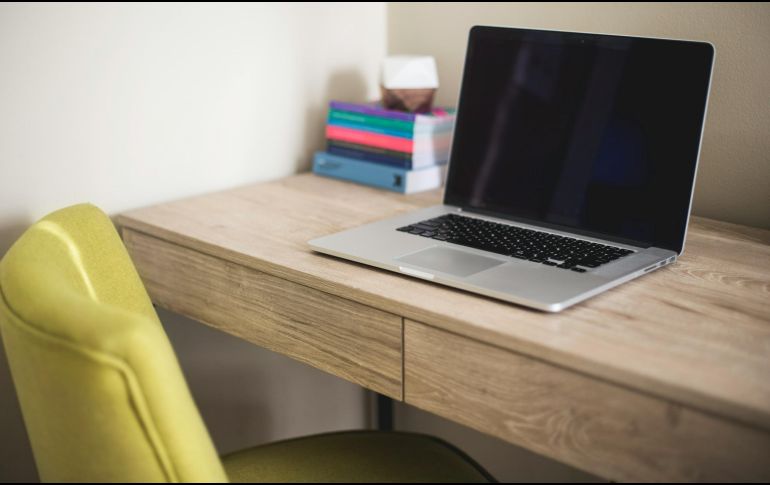 Con la pandemia, empresas que tenían la capacidad adoptaron el trabajo a distancia, conocido como Home Office, como una medida para reducir la propagación del virus. ESPECIAL / Foto de Kari Shea en Unsplash