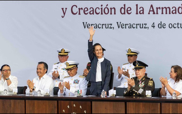 La presidenta Claudia Sheinbaum durante el desfile en conmemoración del Bicentenario de la Constitución de 1824 y los 203 años de la Marina Armada de México. SUN/ H. Salvador.