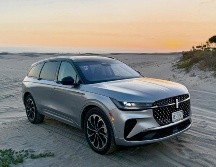 Lincoln Nautilus. Este vehículo cuenta con un diseño moderno y dinámico, ideal para recorrer las carreteras. CORTESÍA