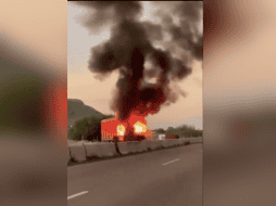 Elementos de la Policía Estatal y del Ejército Mexicano localizaron a los choferes de las unidades afectadas para conocer las características de los presuntos delincuentes. ESPECIAL.