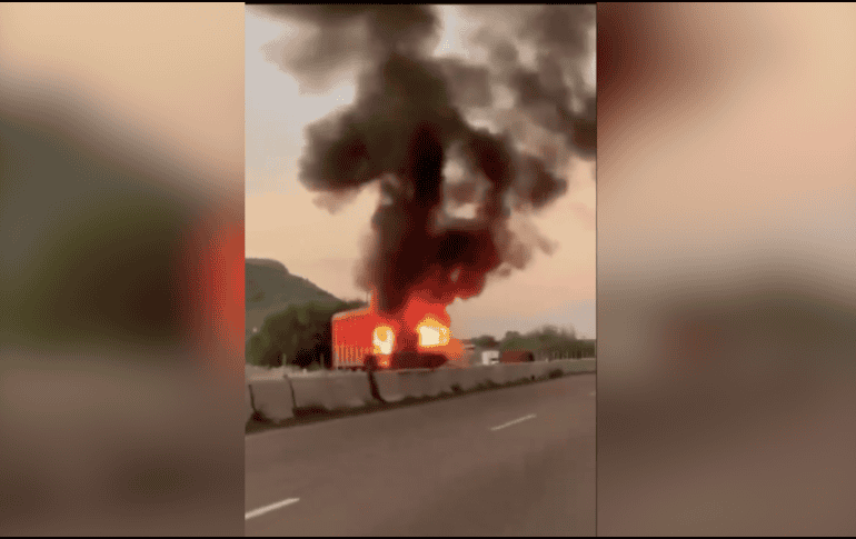 Elementos de la Policía Estatal y del Ejército Mexicano localizaron a los choferes de las unidades afectadas para conocer las características de los presuntos delincuentes. ESPECIAL.