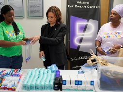 Kamala Harris en un centro de recepción y distribución de artículos y alimentos, luego de recibir una actualización de los daños causados por el huracán Helene. AP /Chris Carlson