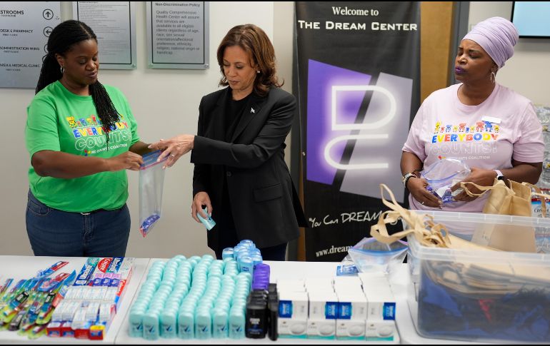 Kamala Harris en un centro de recepción y distribución de artículos y alimentos, luego de recibir una actualización de los daños causados por el huracán Helene. AP /Chris Carlson
