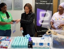 Kamala Harris en un centro de recepción y distribución de artículos y alimentos, luego de recibir una actualización de los daños causados por el huracán Helene. AP /Chris Carlson