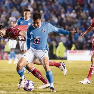 Cruz Azul golea a Necaxa y se afianza como líder