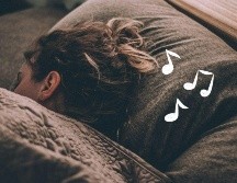 Muchas personas buscan mejorar su calidad de sueño a través de la música. UNSPLASH / G. PAPPAS