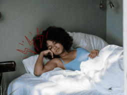 Corregir esta postura es crucial para prevenir complicaciones a largo plazo. Unsplash / Canva