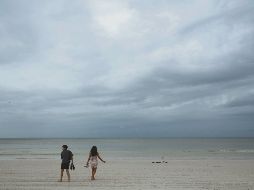 El Gobierno llamó ayer a tomar precauciones al tiempo que el cielo comenzó a nublarse, entre hoy y mañana se espera la llegada del meteoro. AFP