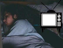 Ver programas intensos o llenos de suspenso antes de dormir puede aumentar los niveles de cortisol, la hormona del estrés, lo que puede llevar a una noche de insomnio o a un sueño inquieto.  CANVA