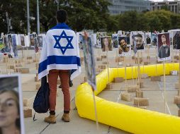 Familiares de los fallecidos, y de los 250 rehenes que capturaron las milicias islamistas en Israel, se manifiestan en contra del primer ministro, a quien le exigen un acuerdo para recuperarlos. EFE / C. Zingaro