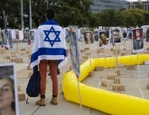 Familiares de los fallecidos, y de los 250 rehenes que capturaron las milicias islamistas en Israel, se manifiestan en contra del primer ministro, a quien le exigen un acuerdo para recuperarlos. EFE / C. Zingaro