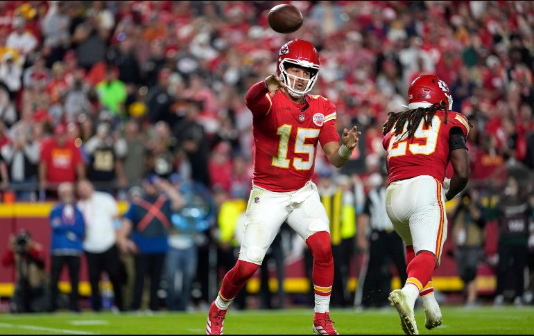 El mariscal de campo de los Chiefs lanzó para 331 yardas. AP/E. Zurga