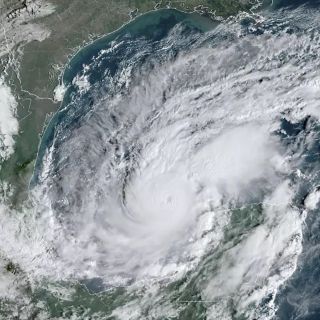 Así se ve el ojo del huracán "Milton" desde el avión cazahuracanes de la NOAA (VIDEO)