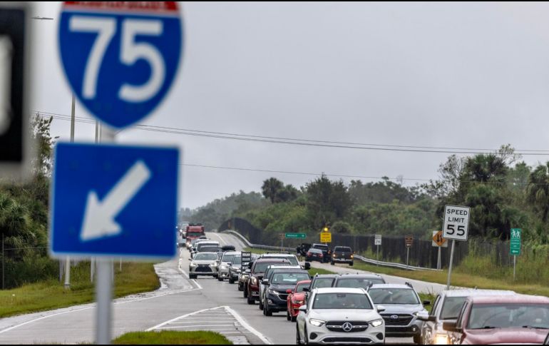 Antes de la esperada llegada a tierra del huracán Milton, una gran corriente de tráfico de evacuación se mueve lentamente hacia el sur desde el noroeste de Florida por la carretera interestatal 75, en Naples, Florida. EFE/C. HERRERA.