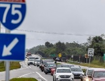 Antes de la esperada llegada a tierra del huracán Milton, una gran corriente de tráfico de evacuación se mueve lentamente hacia el sur desde el noroeste de Florida por la carretera interestatal 75, en Naples, Florida. EFE/C. HERRERA.