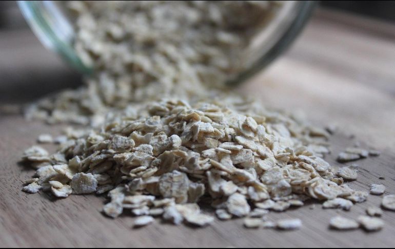 La avena coloidal, resultado de moler la avena en un polvo fino, tiene propiedades emolientes que suavizan la piel y reducen la irritación. Pixabay.