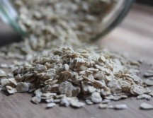 La avena coloidal, resultado de moler la avena en un polvo fino, tiene propiedades emolientes que suavizan la piel y reducen la irritación. Pixabay.