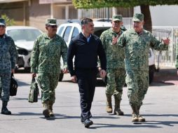 Omar García Harfuch (de negro) junto con los otros miembros del Gabinete de Seguridad visitaron Sinaloa para supervisar operativos en la región, tras la captura de Ismael “El Mayo” Zambada. ESPECIAL